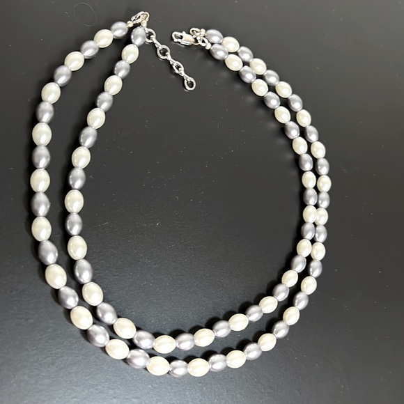 Handmade Mother of Pearl necklace. Grey and white color. - Picture 4 of 5